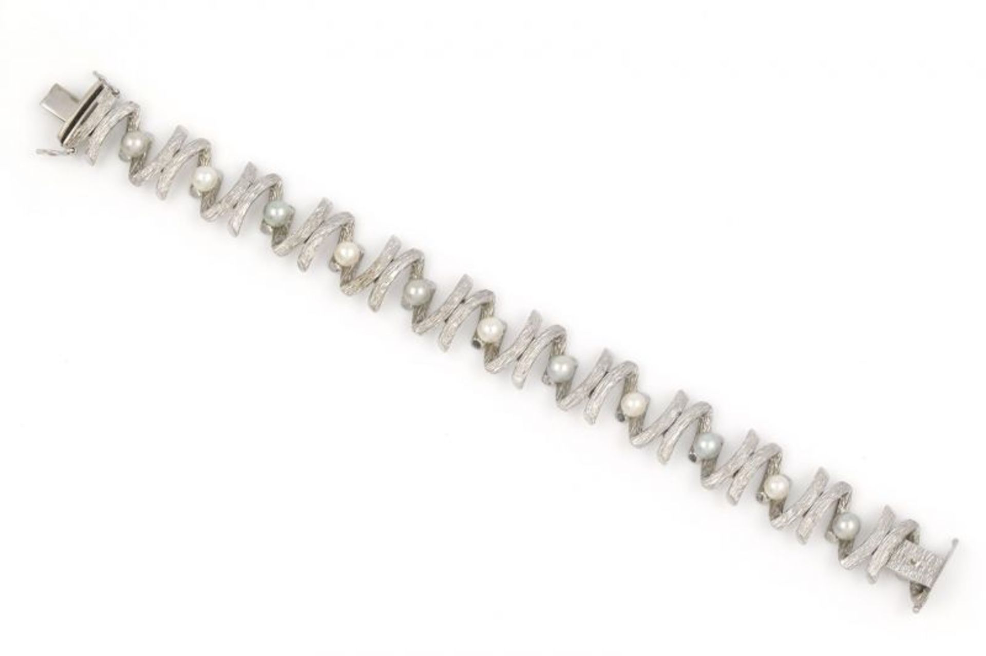 moderne 18 krt. witgouden armband bezet met 11 parels, lengte: 20 cm., breed: 16 mm., gewicht: 44,