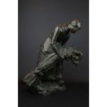 Charles van Wijk (1875-1917)gepatineerde bronzen sculptuur met voorstelling van hooiende boerin,