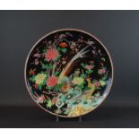 Japans porseleine schotel met decor van paradijsvogels en bloemen, circa 1900, diam. 40 cm (A)