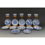 lot blauw/wit Chinees porseleinen kop en schotels, Kangxi, circa 1700