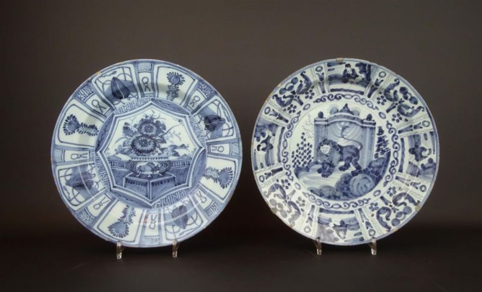 2 Delftse aardewerken schotels met floraal decor en decor van leeuw omgeven door vakverdeling,