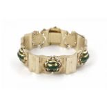 antieke bewerkte gouden armband met groen emaille, circa 1900, breed: 22 mm., gewicht: 31,2 gram -