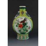 Chinees porseleinen moonflask met polychoom decor van haan en bloemen, 19e eeuw, h. 25 cm  -rand