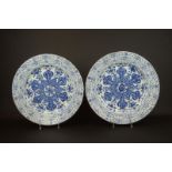 2 grote Chinese porseleinen Kangxi schotels met floraal decor, circa 1700, diam. 40 (randschade en 2