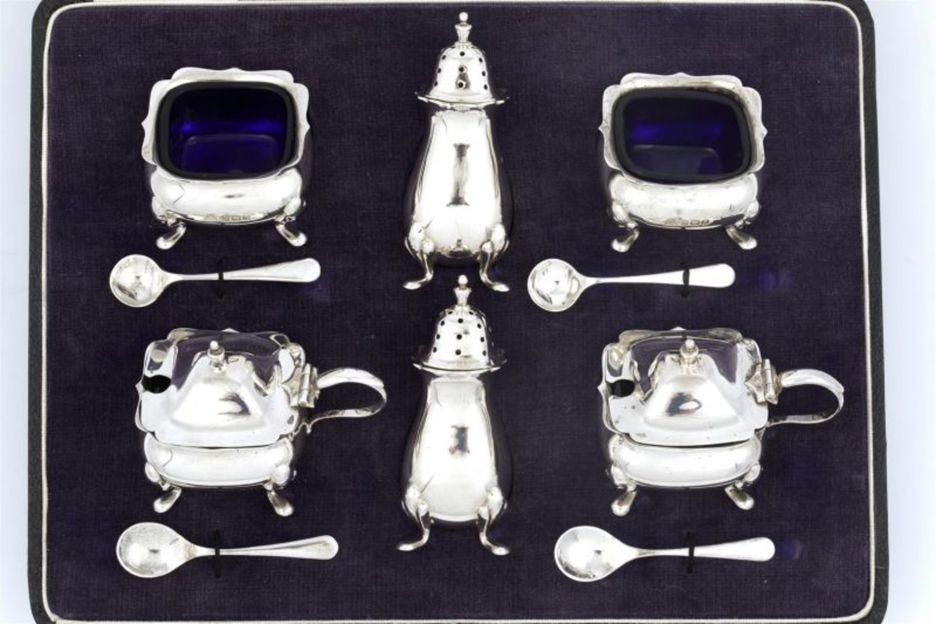 6-delige Engelse zilveren tafelset met 2 strooibussen, 2 zoutvaatjes en 2 mosterdpotten en 4