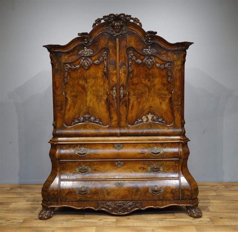 Hollands mahonie Louis XVI kabinet met gebogen kap, bekroond door strik- en bladmotieven, met 2