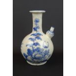 blauw/wit porseleinen Ghendi met floraal decor, mogelijk Perzië, 18e eeuw, h. 243 cm (A)