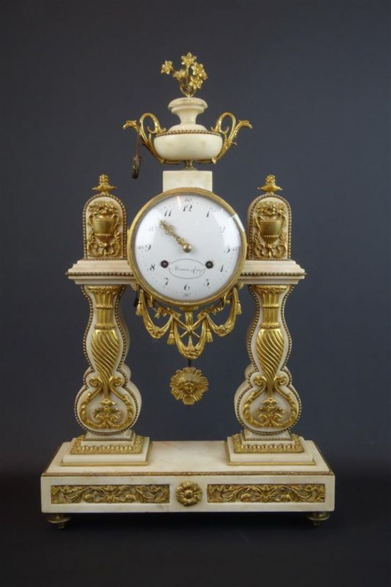 albasten Louis XVI kolompendule met emaille wijzerplaat en verguld bronzen ornamenten, adres:
