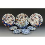 3 Chinees porseleinen Imari borden, 4 schoteltjes en blauw/wit porseleinen sauskom, allen 18e eeuw