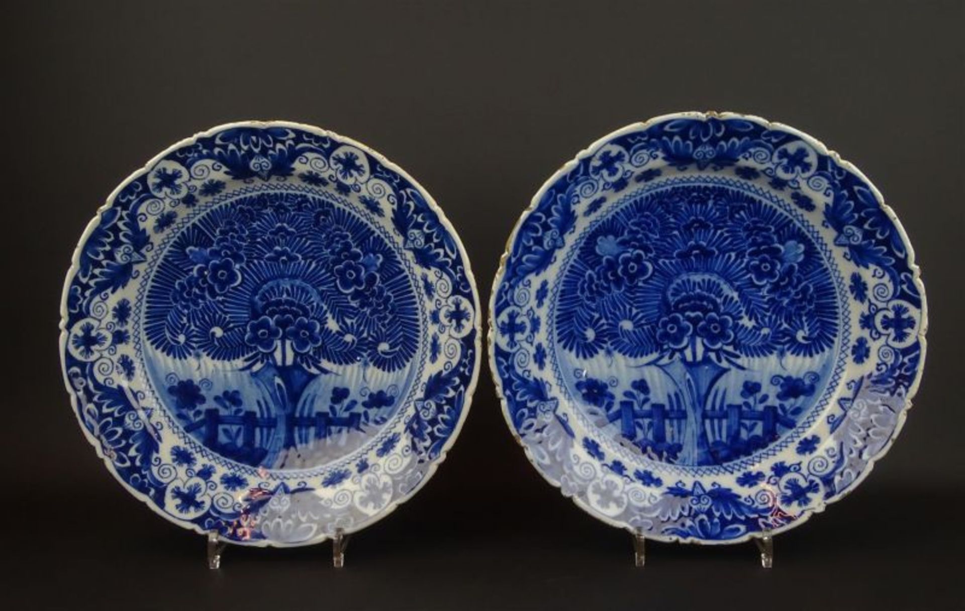 2 Delftse aardewerk schotels met decor van theeboom, gemerkt: De Klaauw, 18e eeuw, diam. 35  cm (