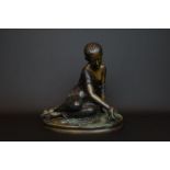 'La Joueuse d'osselets', gepatineerd bronzen sculptuur naar klassiek voorbeeld,  Frankrijk, 19e