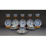 8 blauw/wit Chinees porseleinen kopjes en 9 schotels met floraal decor, Kangxi, circa 1700