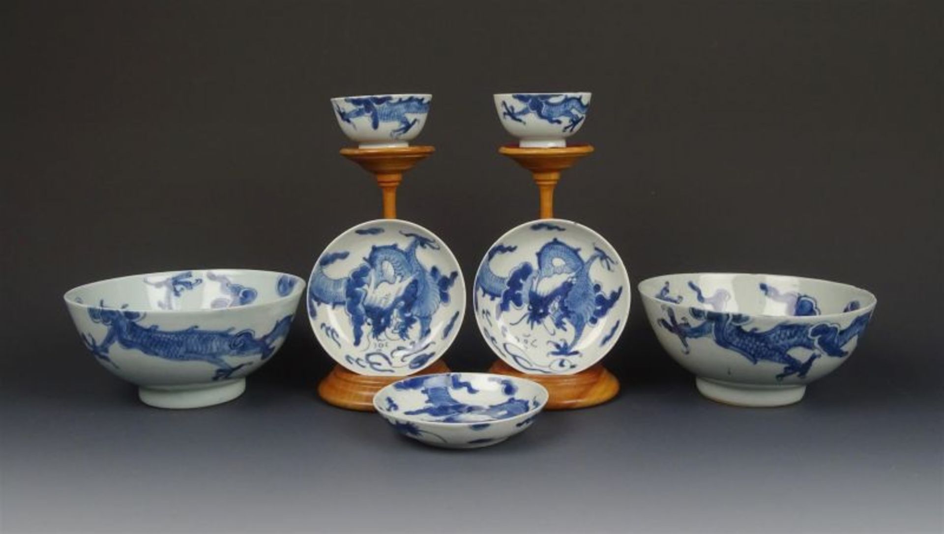 7 stuks Chinees porselein met blauw decor van draken, 18e/19e eeuw