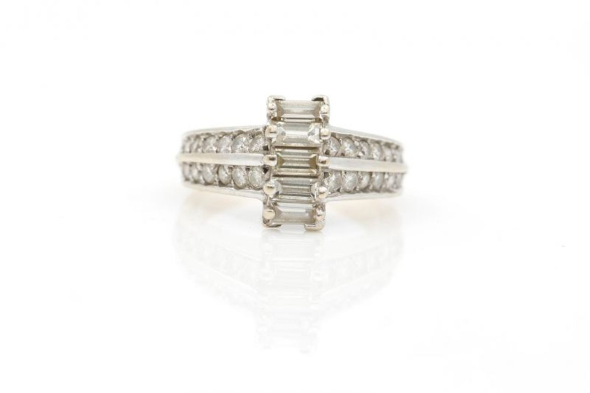 18 krt. wit- en geelgouden ring bezet met 5 baguette- en 28 briljantgeslepen diamanten van totaal