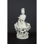 Chinees porseleinen blanc-de-chine sculptuur met voorstelling van Quanyin, 19e eeuw, h. 28 cm (A/B)