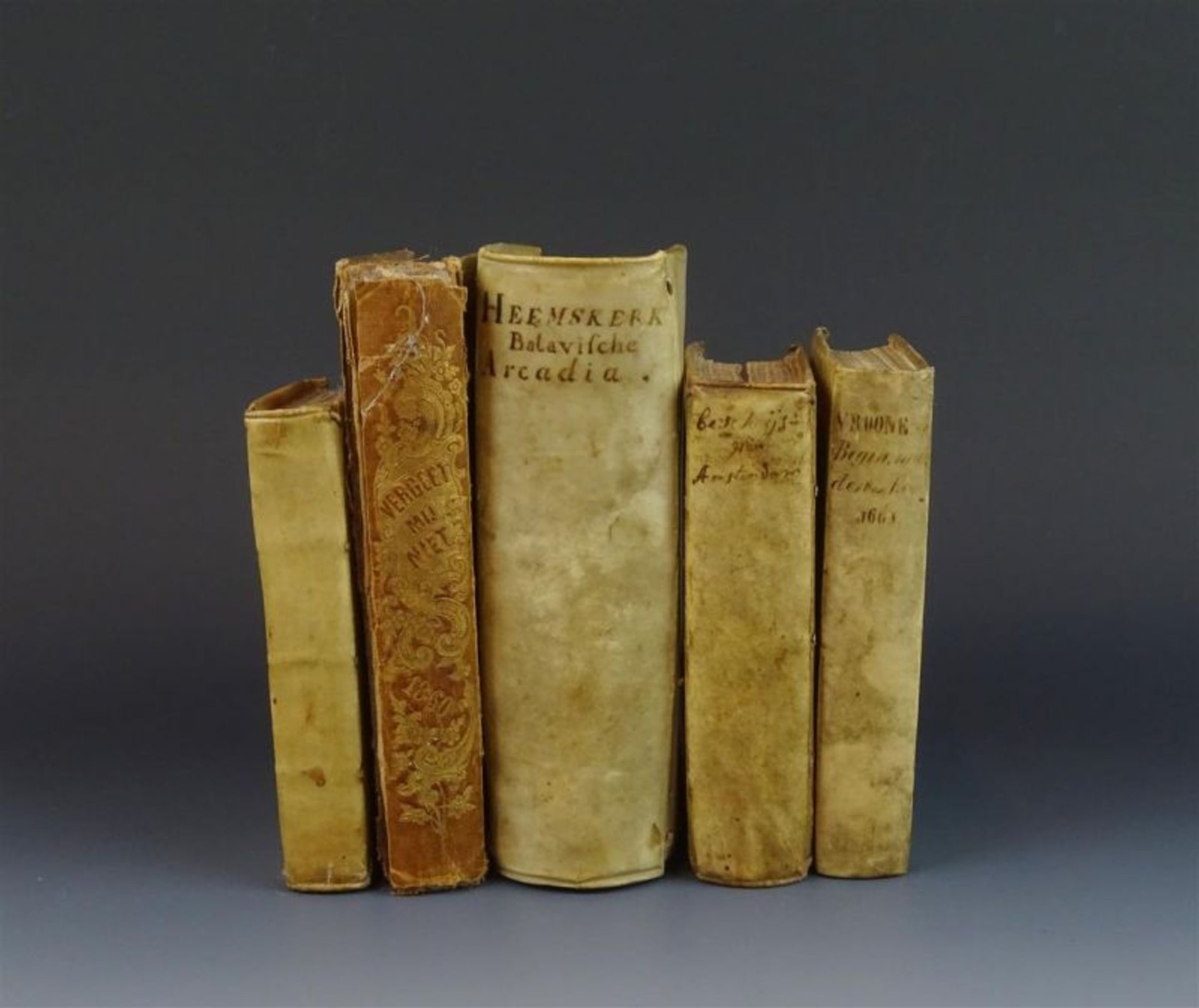 5 diverse antieke boeken waaronder beschrijving der stad Amsterdam, door M Fokkens, anno 1662 en