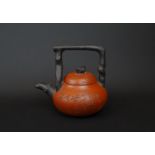 Chinees terracotta Yixing trekpotje met decor van karaktertekens, 19e/20e  eeuw, h. 9 cm