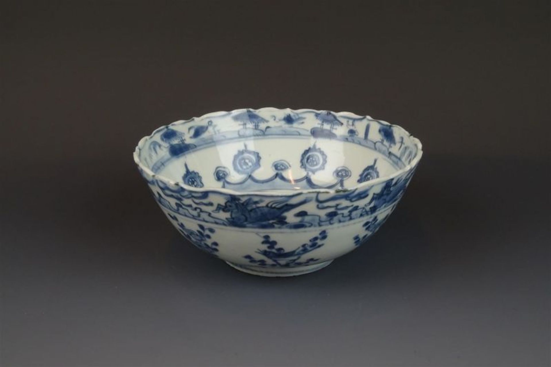 blauw/wit Chinees porseleinen kom met decor van landschap en paarden, Wanli, circa 1600, diam. 17 cm