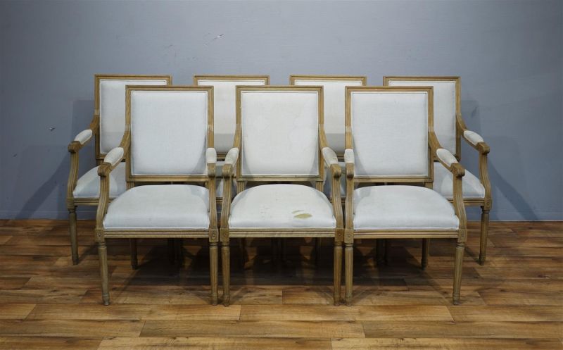 set van 7 eiken stoelen met rechte rug, gecanneleerde en gestoffeerde armleggers en rustend op