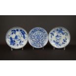 3 blauw/wit Chinees porseleinen borden met decor van bloemen en landschap in medaillon, 18e eeuw,