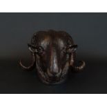 gepatineerde bronzen sculptuur met voorstelling van ramskop, h. 14 cm