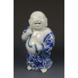 blauw/wit Chinees porseleinen sculptuur met voorstelling Happy Boeddha met plunjezak, 1e helft 20e