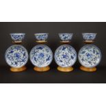 4 Chinees porseleinen kop en schotels met blauw/wit  krab-en baars decor, 19e eeuw (B/C)