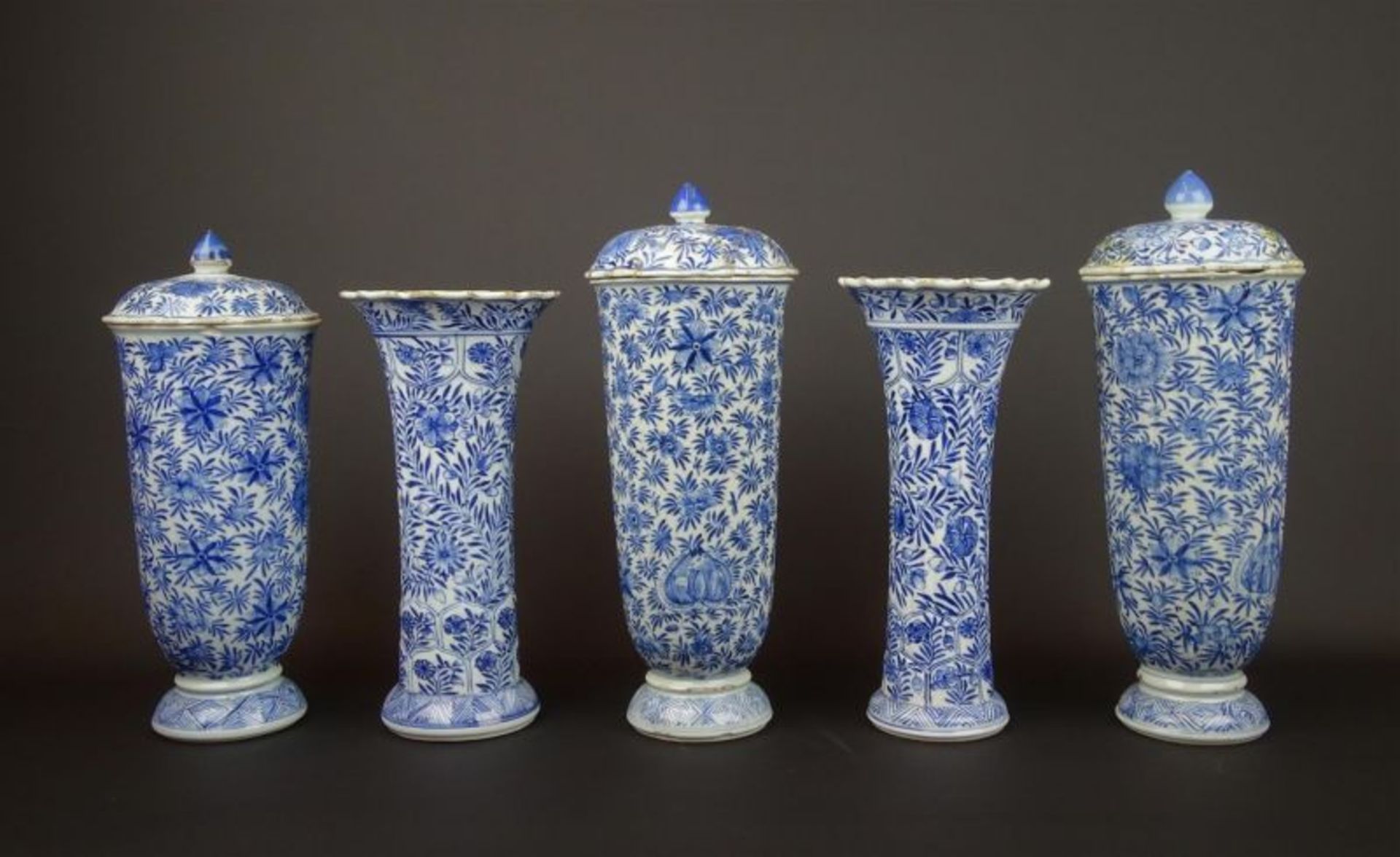 5-delig blauw/wit Chinees porseleinen kaststel met floraal decor, Kangxi, circa 1700, h. 27 cm (