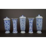 5-delig blauw/wit Chinees porseleinen kaststel met floraal decor, Kangxi, circa 1700, h. 27 cm (