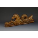 gestoken houten roerklik met voorstelling van zeepaard, 18e/19e eeuw, l. 52 cm