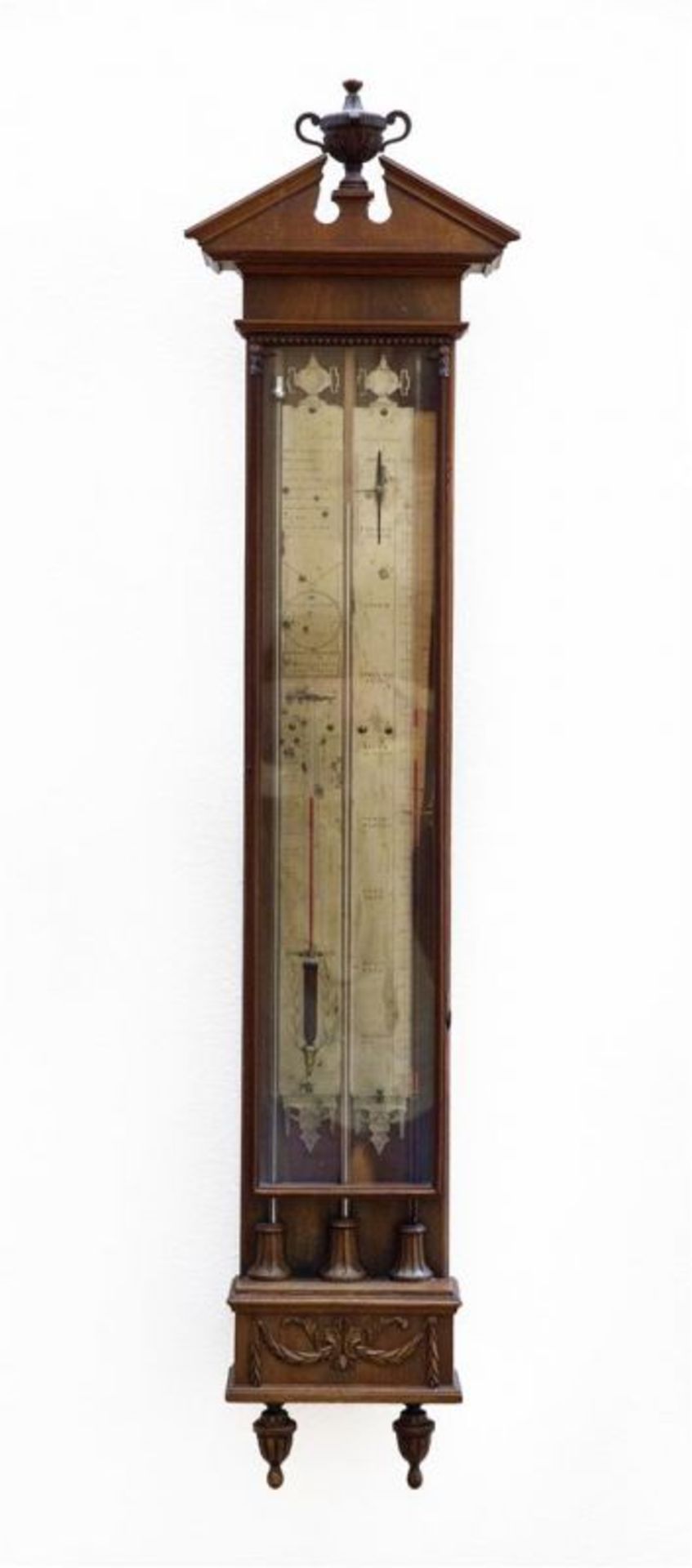 Hollandse mahonie Louis XVI bakbarometer met timpaanvormige kap, verzilverde schaalplaten en