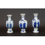 3 Chinees porseleinen vaasjes met decor van lijzen, Kangxi, circa 1700, h. 12 en 13 cm (schilfers)