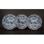 serie van 3 Delfts aardewerk schotels met chinoiserie decor van figuren in landschap, circa 1700,