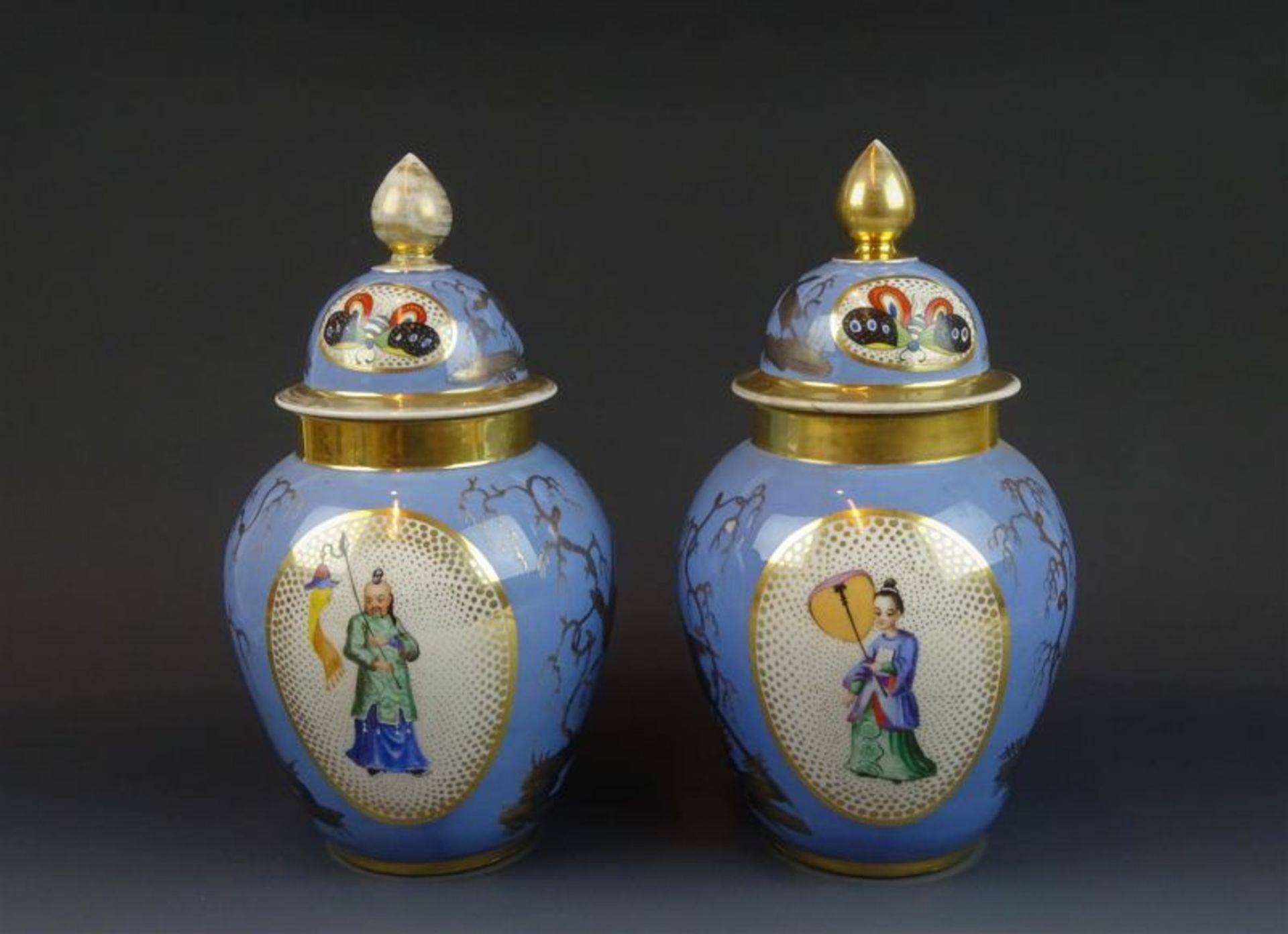 2 Franse porseleinen dekselvazen met decor van oosterse figuren, 19e eeuw, h. 30 cm (1 vaas