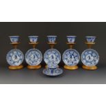 6 blauw/wir Chinees porseleinen kop en schotels met decor van ruiter en bloemen, Kangxi, 18e eeuw