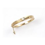 Italiaanse 18 krt. gouden armband in de vorm van ceintuur, bezet met 8 diamantjes en 1 parel, breed: