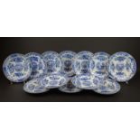 serie van 12 blauw/wit Chinees porseleinen borden met verhoogd midden voorzien van decor met