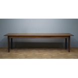 royale en robuuste hardhouten tafel, rustend op 4 tapstoelopende poten, h. 77, bladmaat 300 x 109