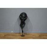 Martha Waijop (1945-)bronzen borstbeeld van prinses Beatrix, gesigneerd en gedatterd '96, h. 50 cm