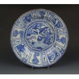 blauw/wit Chinees porseleinen 'kraak' schotel met decor van eenden, antiquiteiten en bloemen, Wanli,