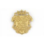 18 krt. gouden ornament vermaakt tot broche met gekroonde voorstelling van putti en Vrouwe Justitia,