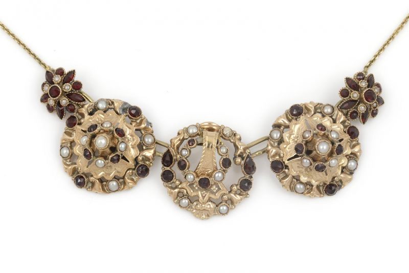 14 krt. gouden collier voorzien van hangers bezet met zaadparels en granaat, lengte: circa 50 cm.,