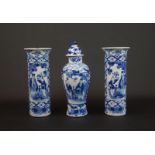 3 blauw/wit Chinees porseleinen kastvazen met decor van figuren in cartouches, 19e eeuw, h. 24 cm (