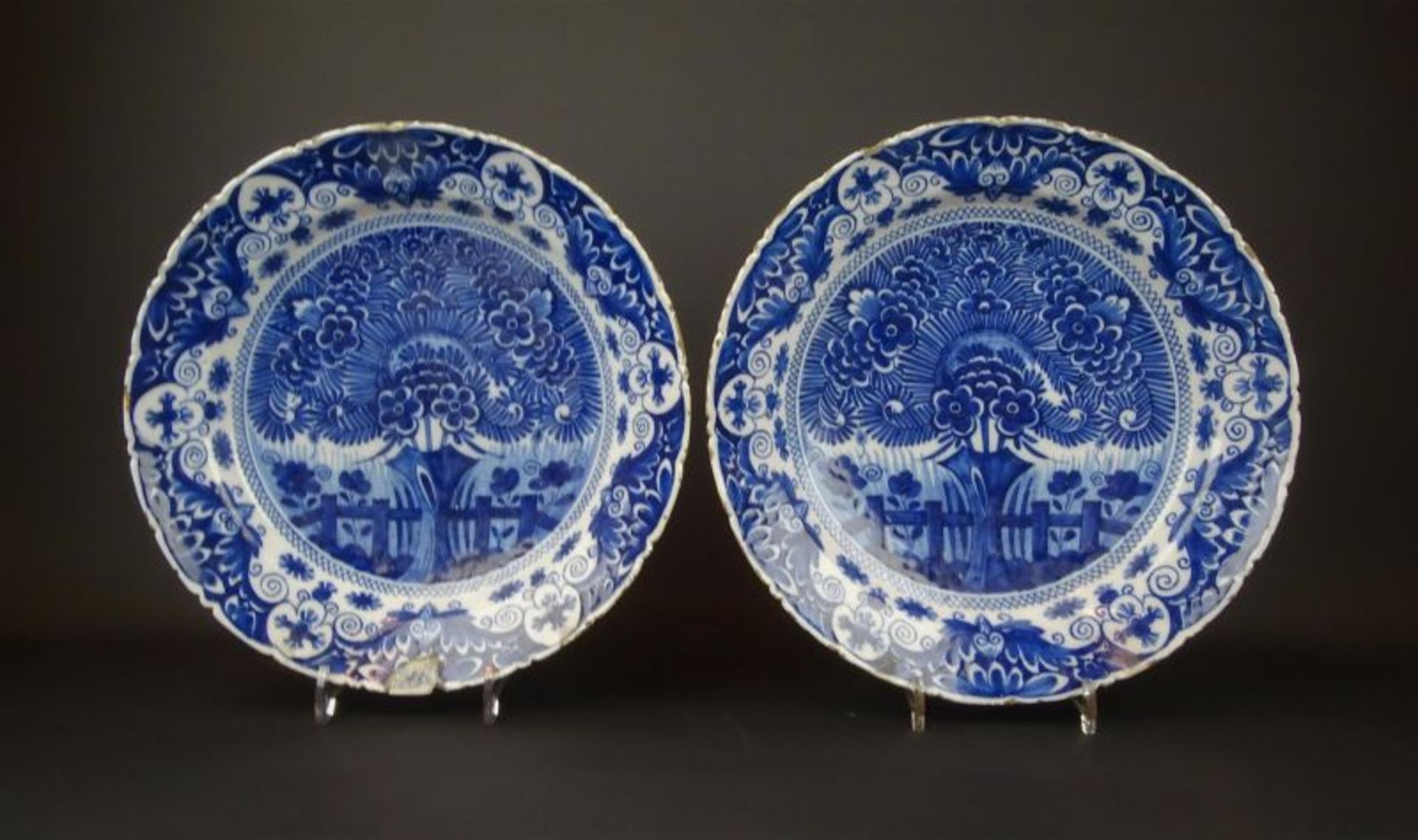 paar Delfts aardewerk schalen met blauw-wit floraal decor,  gemerkt: De Porceleyne Claeuw, midden