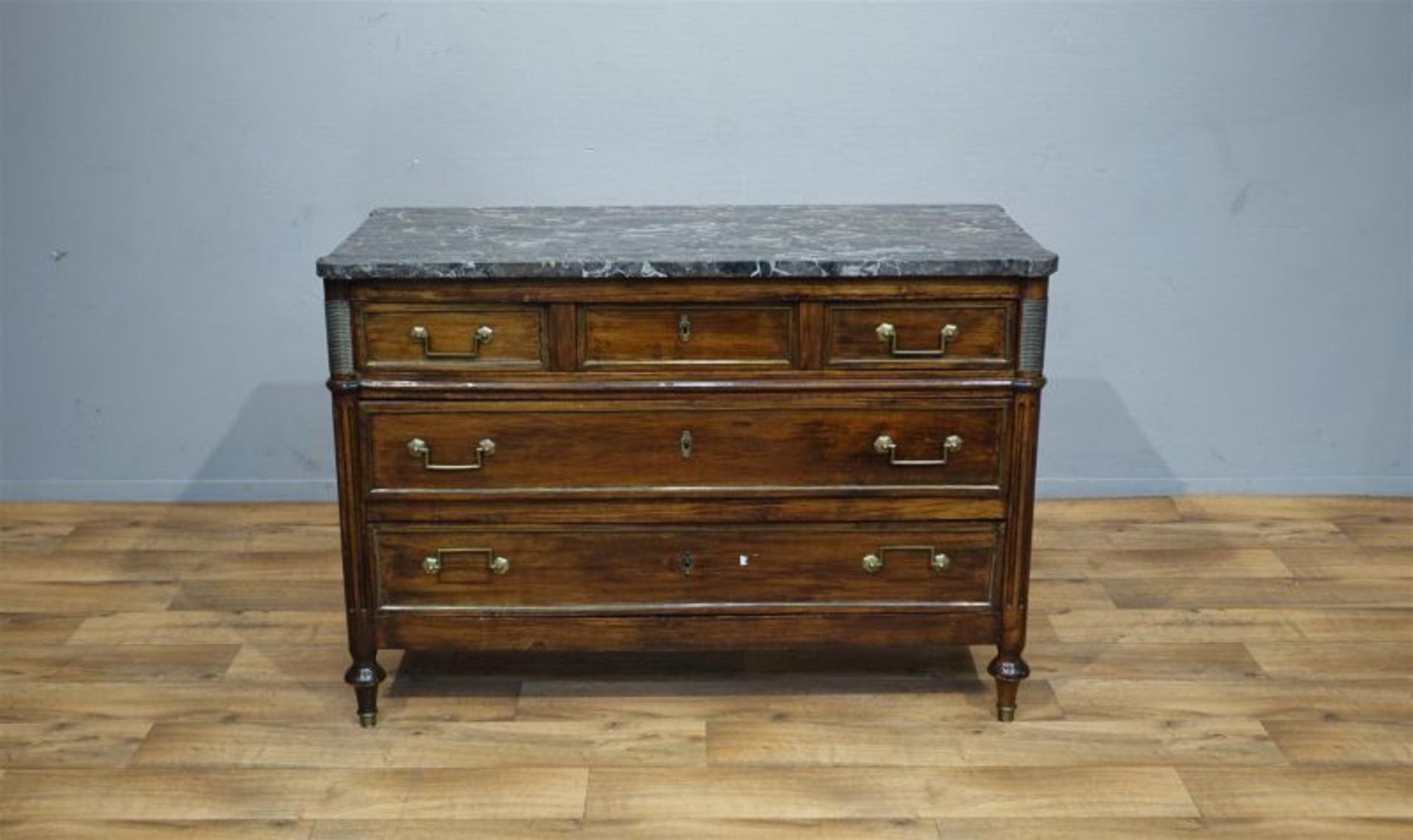 Franse mahonie commode met marmeren blad, voorzien van 3 laden met koperen beslag, versierd met