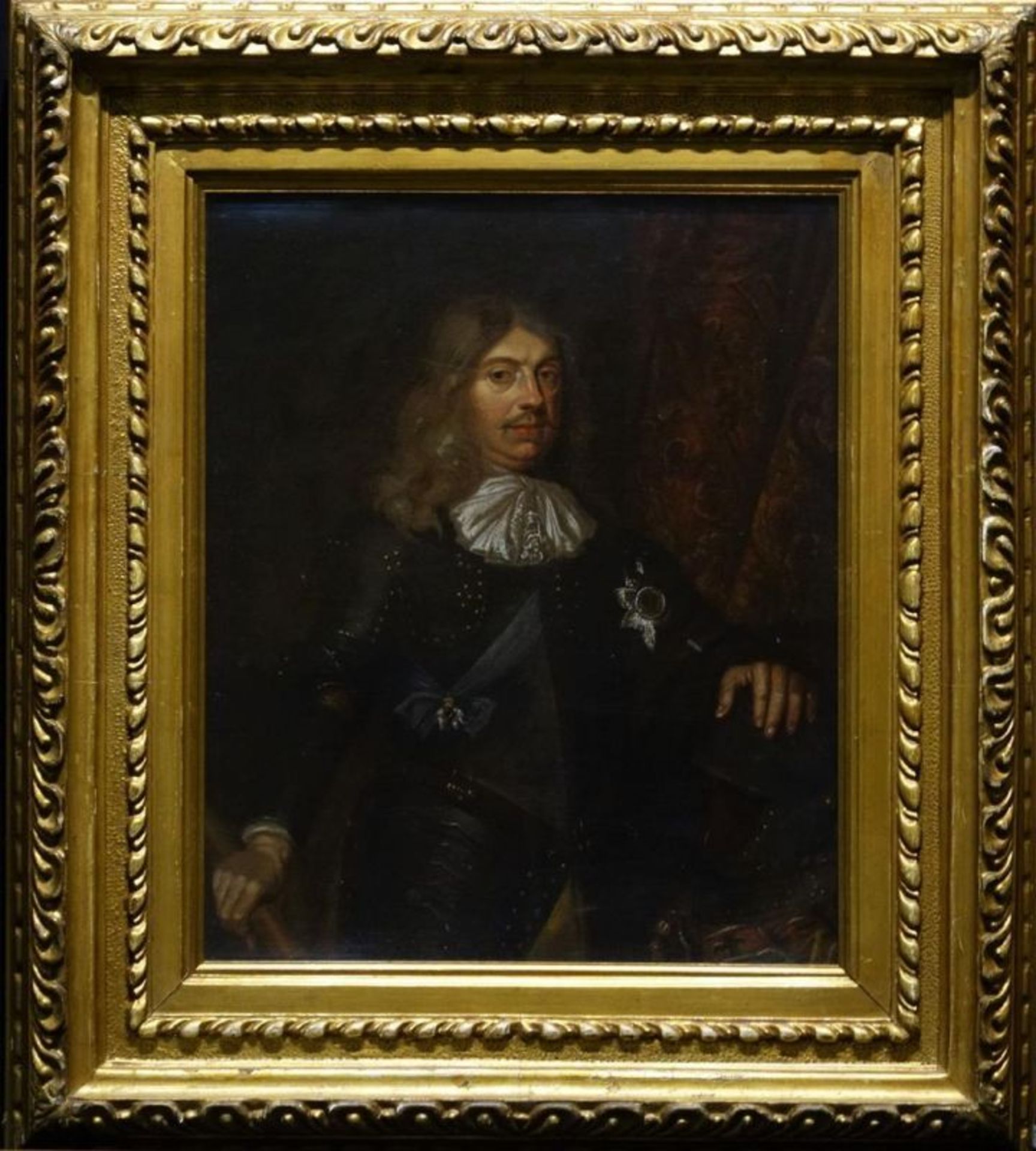doek, 47,5 x 40, Portret van een admiraal, staande in harnas bij een gordijn, met de ordetekens