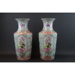 stel Chinees porseleinen vazen met famille rose decor van bloemen en vogels, 20e eeuw, h. 43 cm