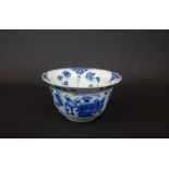 blauw/wit Chinees porseleinen klapmuts kommetje met decor van bloemen en antiquiteiten, Kangxi,