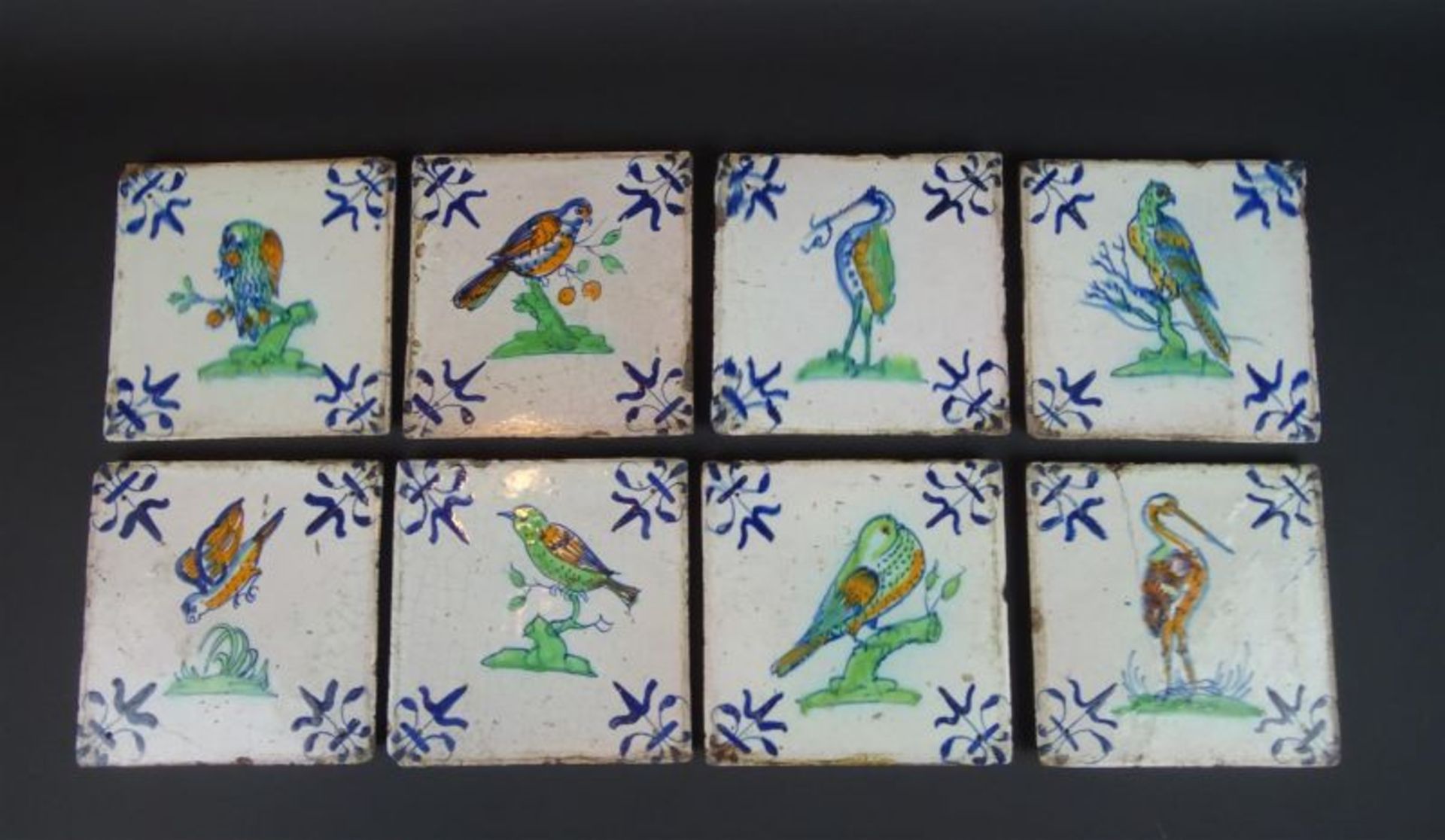 8 polychrome tegels met decor van vogels, 17e eeuw