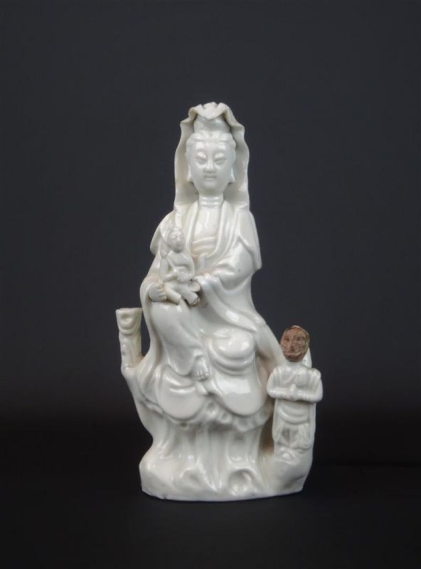 Chinees porseleinen blanc-de-Chine sculptuur met voorstelling van Quanyin met kinderen, 18e eeuw, h.